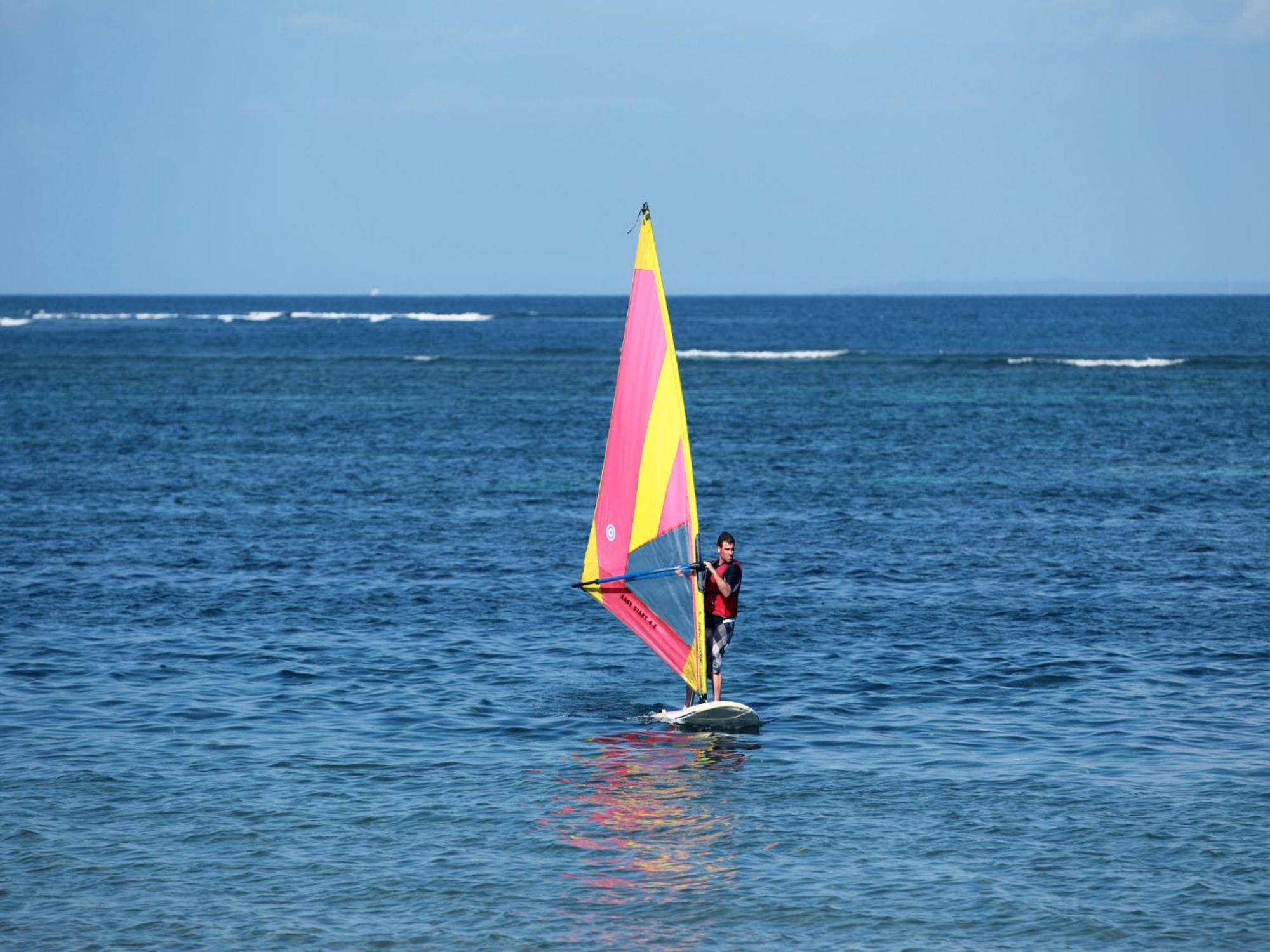 Grand Mirage Resort & Thalasso Bali Nusa Dua (Bali) Exterior foto Windsurfer at the beach