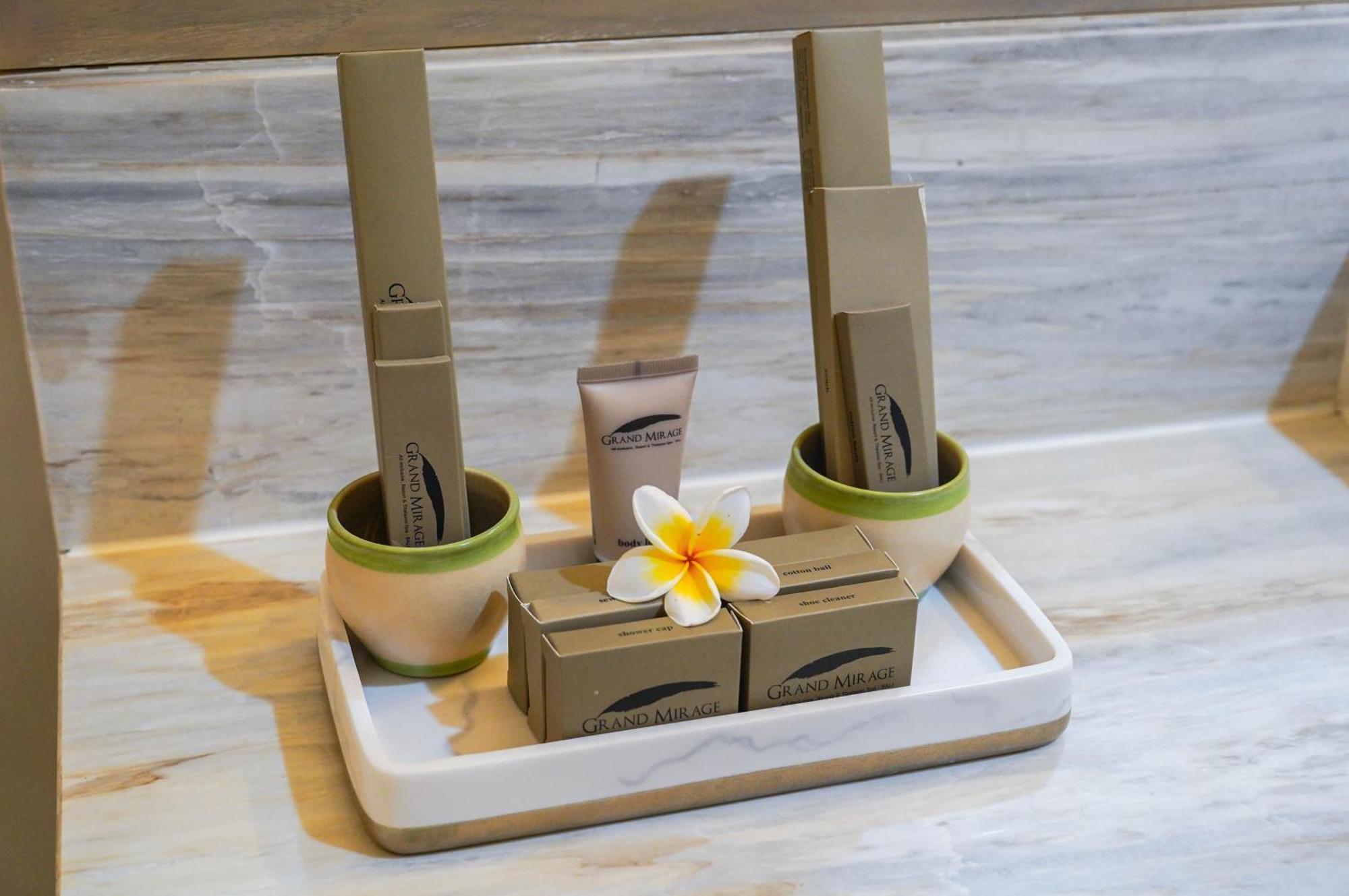 Grand Mirage Resort & Thalasso Bali Nusa Dua (Bali) Exterior foto A selection of toiletries