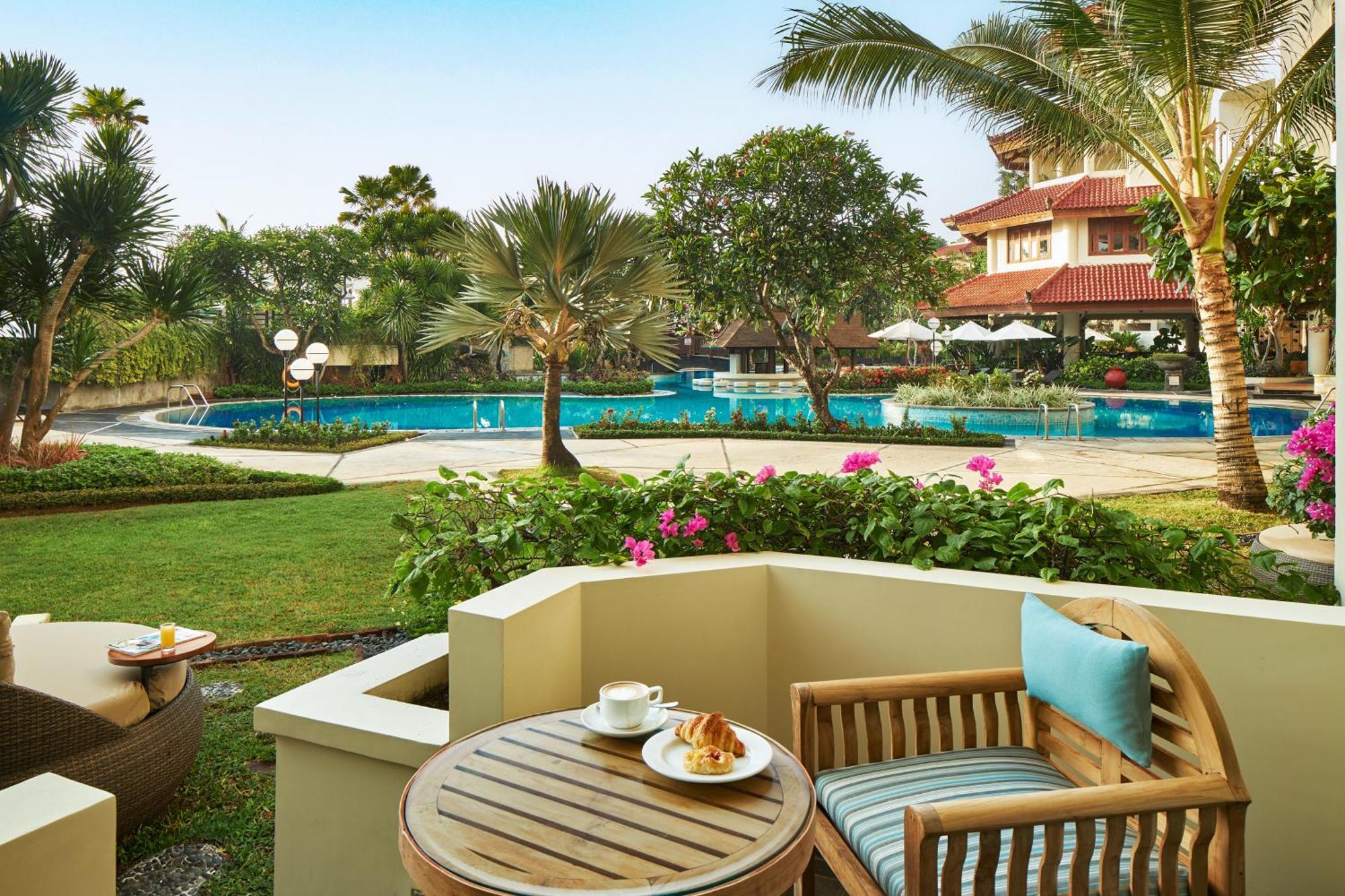 Grand Mirage Resort & Thalasso Bali Nusa Dua (Bali) Exterior foto The pool at the hotel